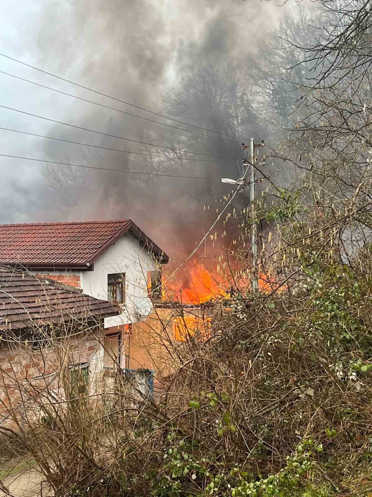 Bartın’da yanan ev kullanılamaz hale geldi 7 bartinda yanan ev kullanilamaz hale geldi 3 B2CiQEsW
