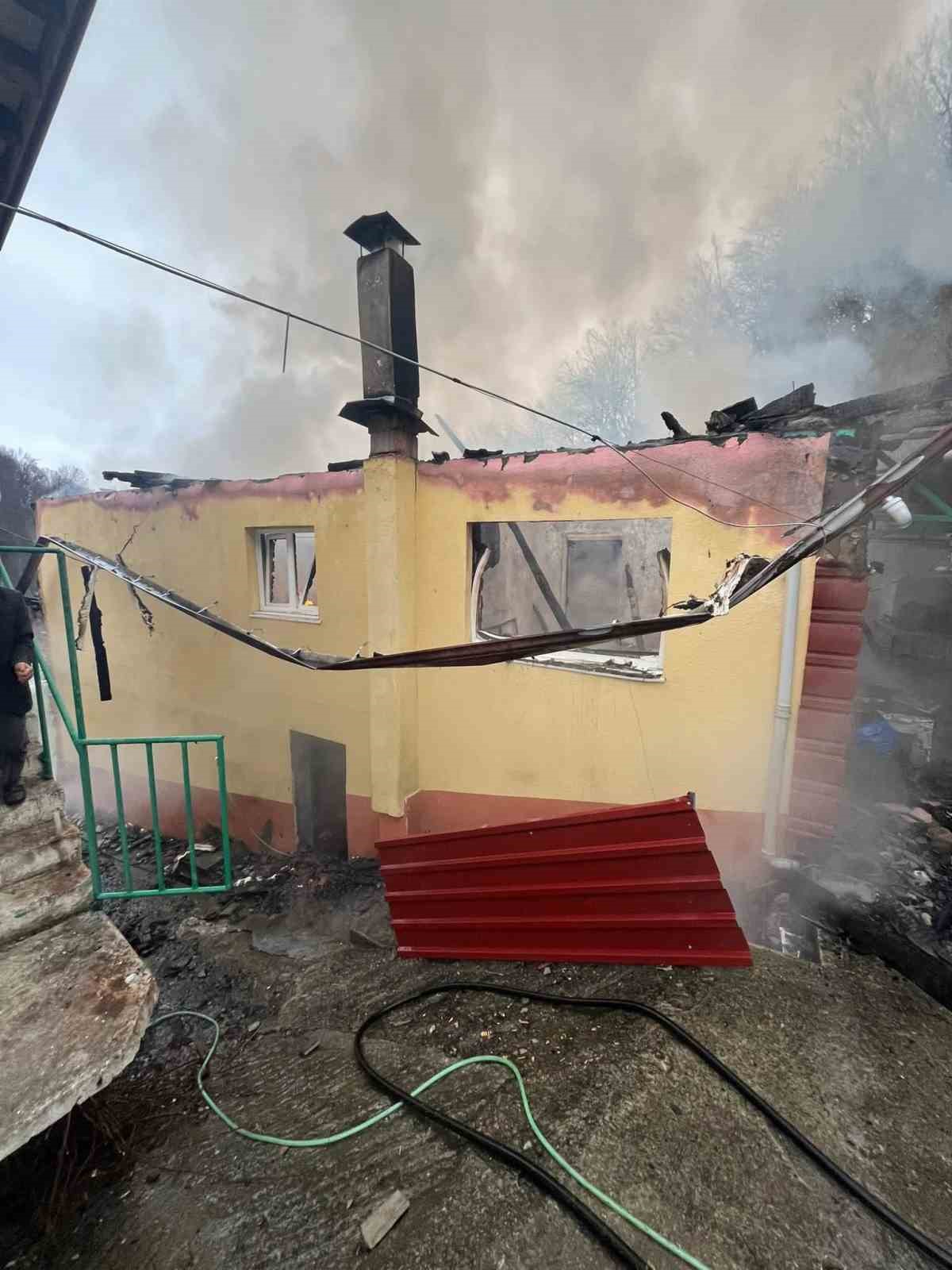 Bartın’da yanan ev kullanılamaz hale geldi 10 bartinda yanan ev kullanilamaz hale geldi 6 PTcy8Su8