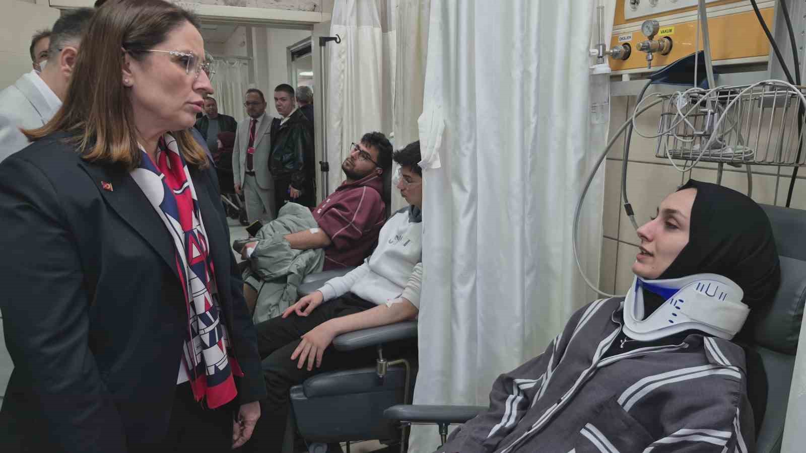 Bartın’daki feci kazanın ardından Vali Arslan yaralıları hastanede ziyaret etti 4 bartindaki feci kazanin ardindan vali arslan yaralilari hastanede ziyaret etti 0 1a5rMHUE