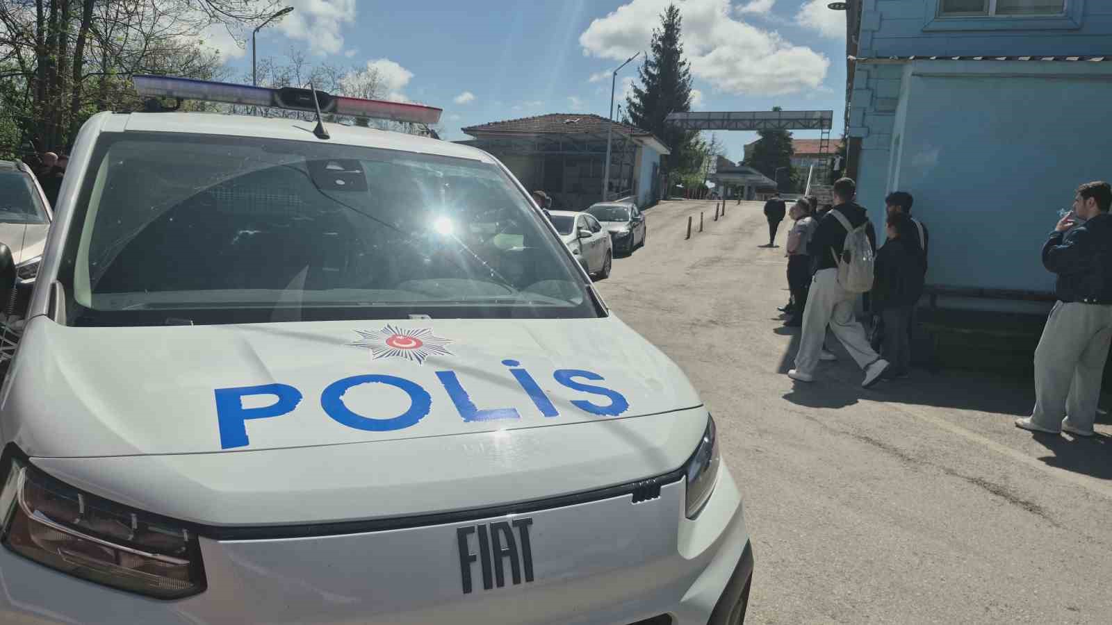 Bartın’daki feci kazanın ardından Vali Arslan yaralıları hastanede ziyaret etti 6 bartindaki feci kazanin ardindan vali arslan yaralilari hastanede ziyaret etti 2 fuOCJltc