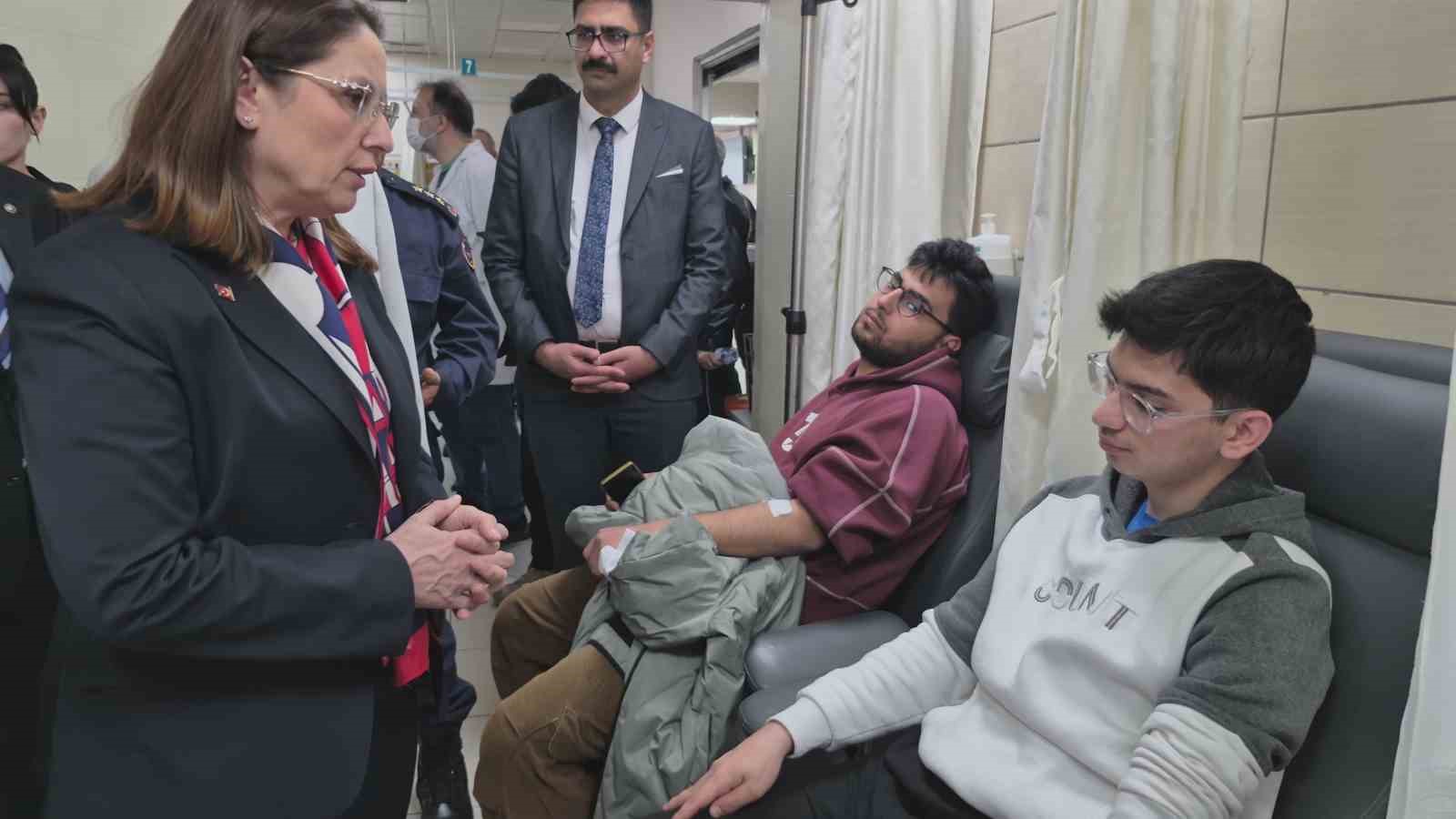 Bartın’daki feci kazanın ardından Vali Arslan yaralıları hastanede ziyaret etti 7 bartindaki feci kazanin ardindan vali arslan yaralilari hastanede ziyaret etti 3 2lLLgktc