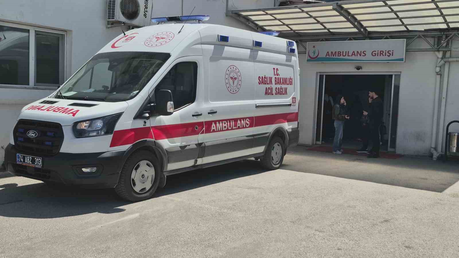 Bartın’daki feci kazanın ardından Vali Arslan yaralıları hastanede ziyaret etti 8 bartindaki feci kazanin ardindan vali arslan yaralilari hastanede ziyaret etti 4 HzeBmLiR