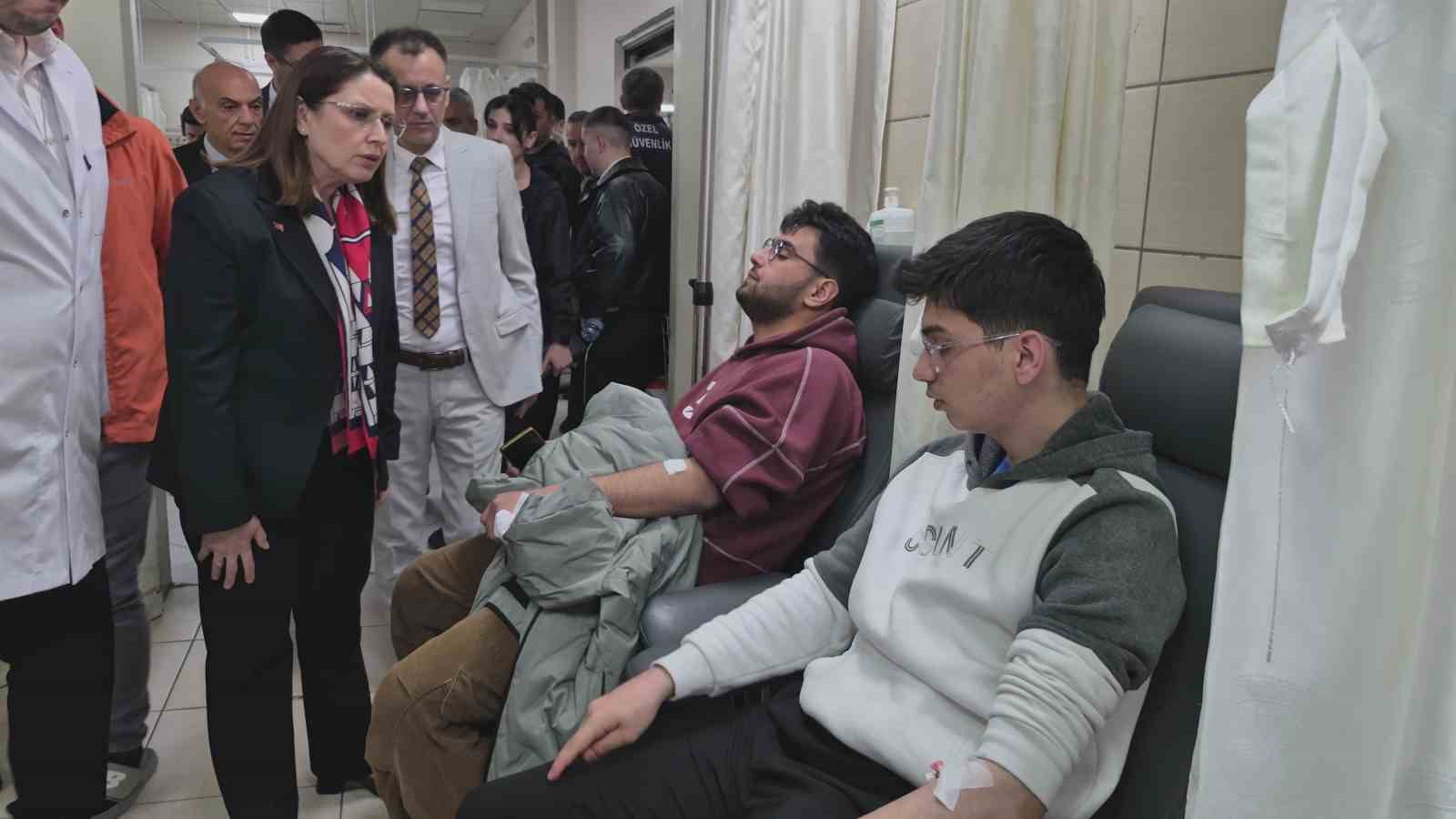 Bartın’daki feci kazanın ardından Vali Arslan yaralıları hastanede ziyaret etti 9 bartindaki feci kazanin ardindan vali arslan yaralilari hastanede ziyaret etti 5