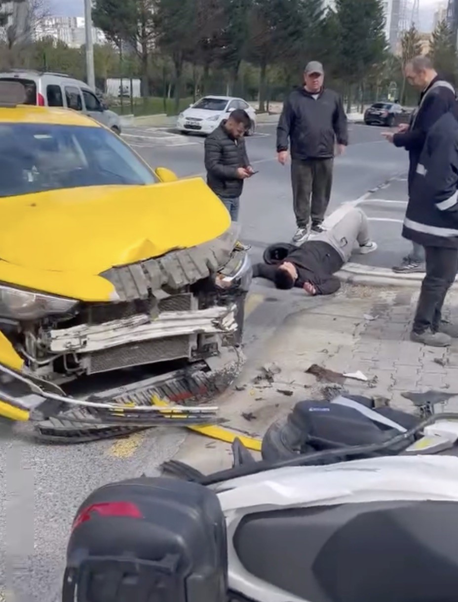 basaksehir kayasehirde taksi ile motosiklet kafa kafaya carpisti 1