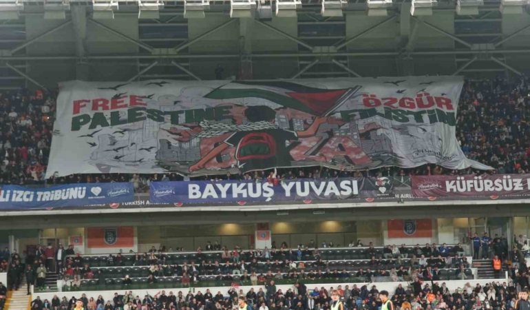basaksehir-taraftarindan-filistine-destek-XUWNyMVw.jpg