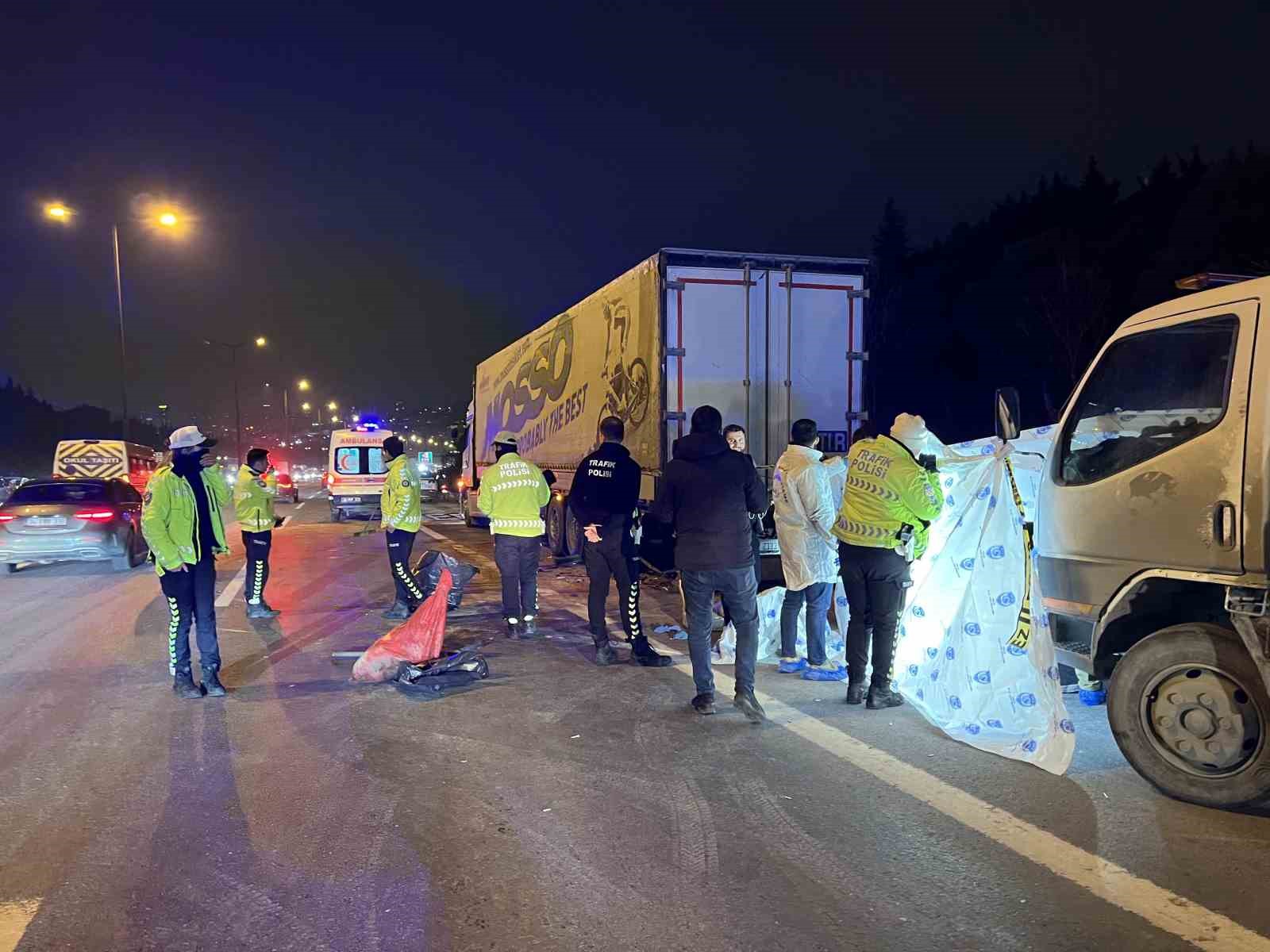 basaksehir temde arizalanan tira carpan motosikletli hayatini kaybetti 2
