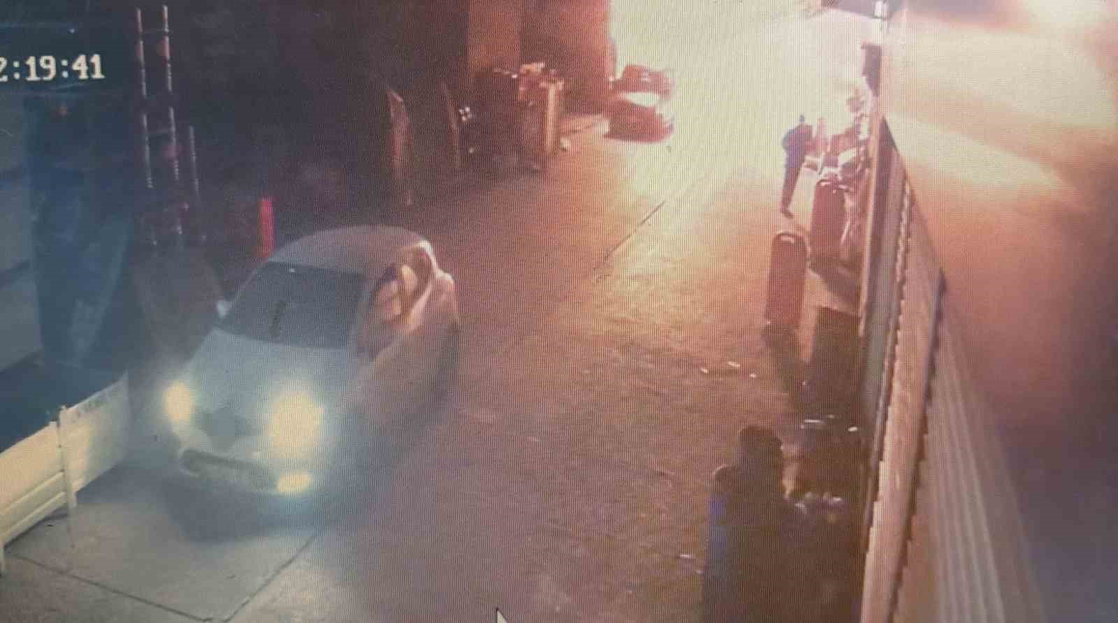 Başakşehir’de 1 kişinin öldüğü yangının güvenlik kamerası kayıtları ortaya çıktı 4 basaksehirde 1 kisinin oldugu yanginin guvenlik kamerasi kayitlari ortaya cikti 0 81CCMOzR