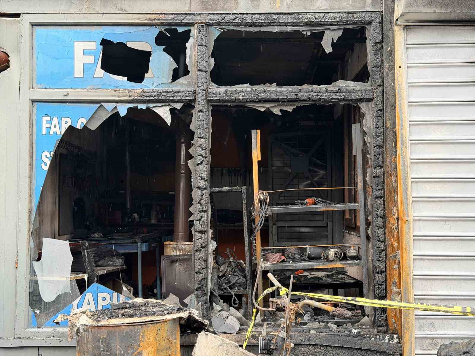 Başakşehir’de 1 kişinin öldüğü yangının güvenlik kamerası kayıtları ortaya çıktı 6 basaksehirde 1 kisinin oldugu yanginin guvenlik kamerasi kayitlari ortaya cikti 2 FRKDX1Ja