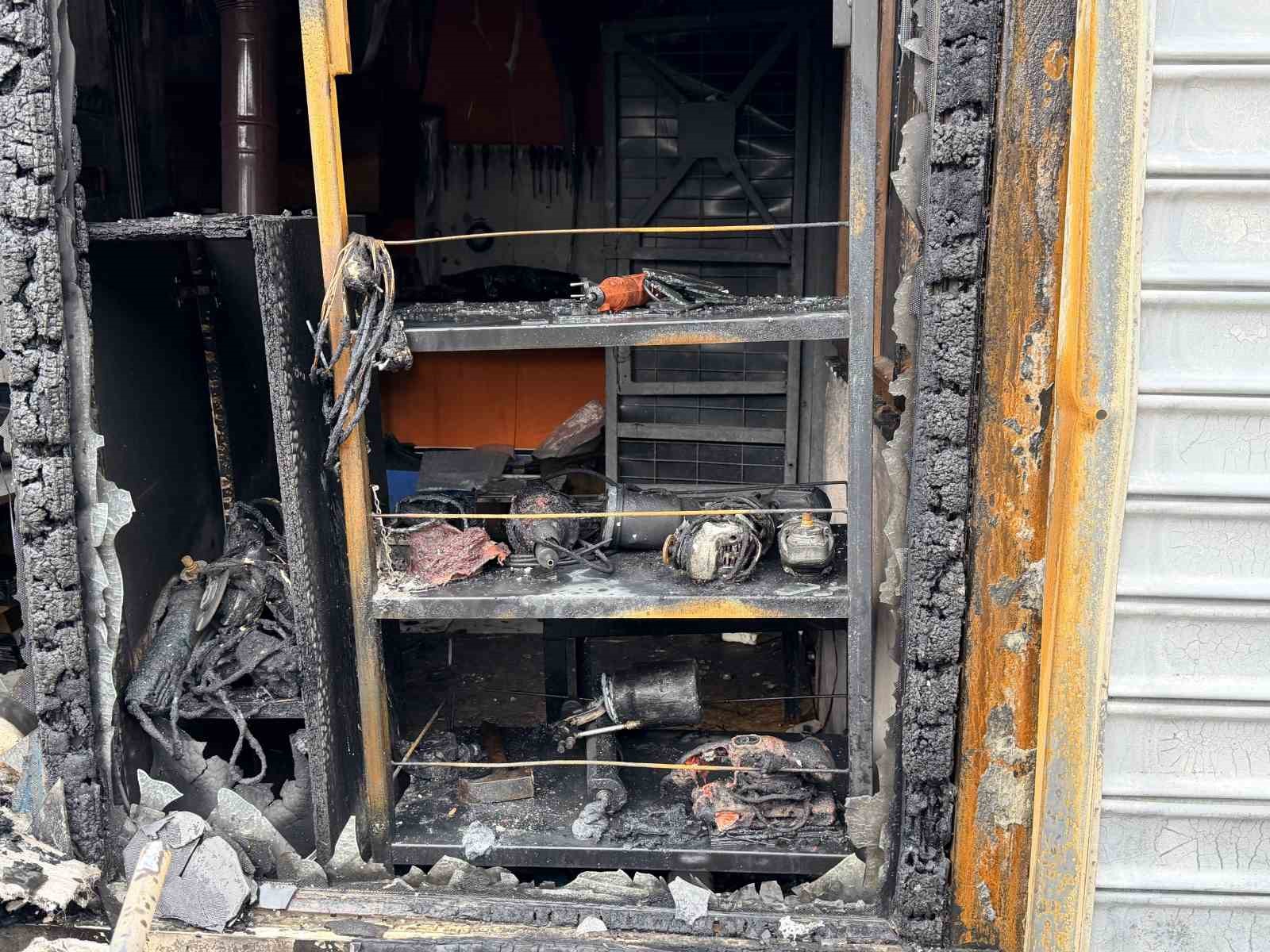 Başakşehir’de 1 kişinin öldüğü yangının güvenlik kamerası kayıtları ortaya çıktı 11 basaksehirde 1 kisinin oldugu yanginin guvenlik kamerasi kayitlari ortaya cikti 7