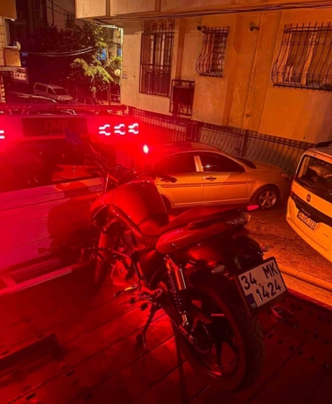 basaksehirde-150-bin-liralik-motosikletle-akrobatik-hareketleri-pahaliya-patladi-ehliyetsiz-surucuye-motorun-2-kati-CibA1mMM.jpg