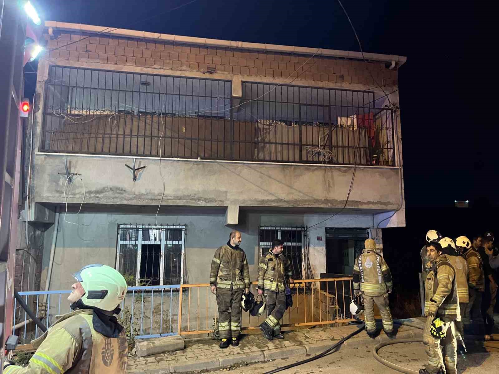 Başakşehir’de 3 katlı binada yangın paniği 5 basaksehirde 3 katli binada yangin panigi 1 YQJzq3rb