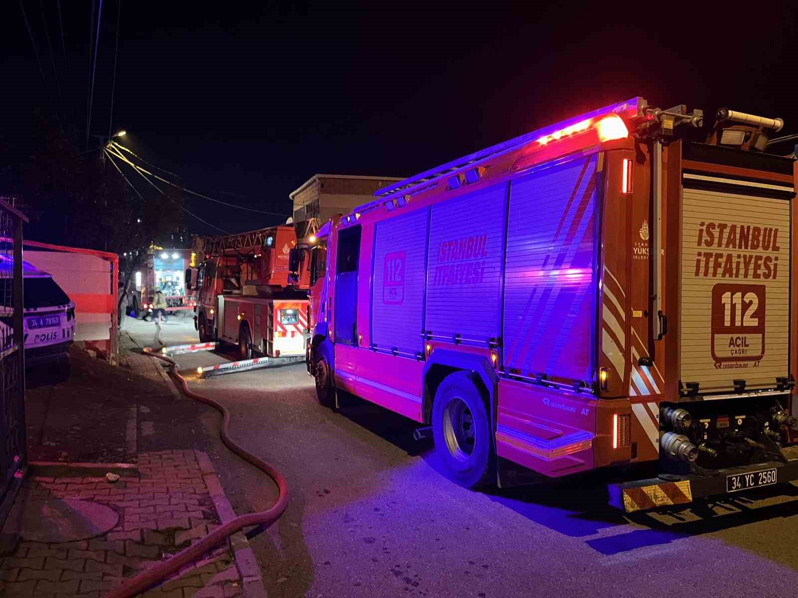 Başakşehir’de 3 katlı binada yangın paniği 6 basaksehirde 3 katli binada yangin panigi 2 ApnfzwlR