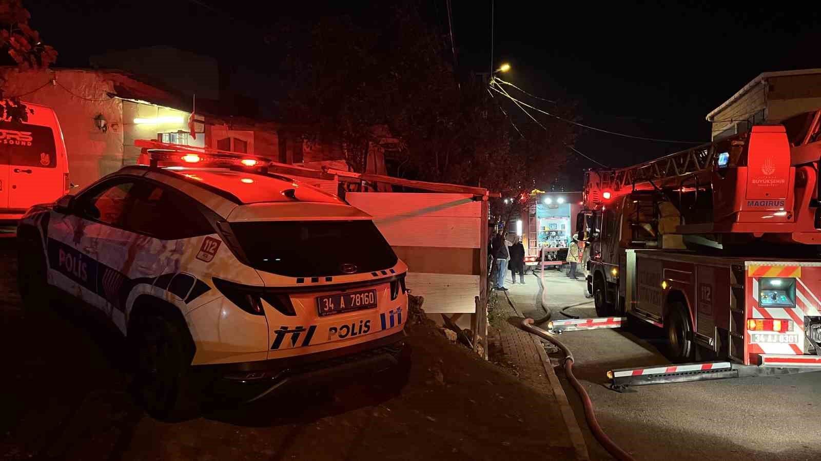 Başakşehir’de 3 katlı binada yangın paniği 7 basaksehirde 3 katli binada yangin panigi 3 FKFp9yaQ