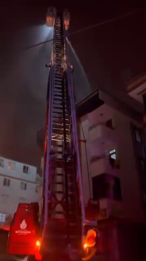 Başakşehir’de 4 katlı binanın çatı katında yangın paniği 5 basaksehirde 4 katli binanin cati katinda yangin panigi 1 SWARJ5OO