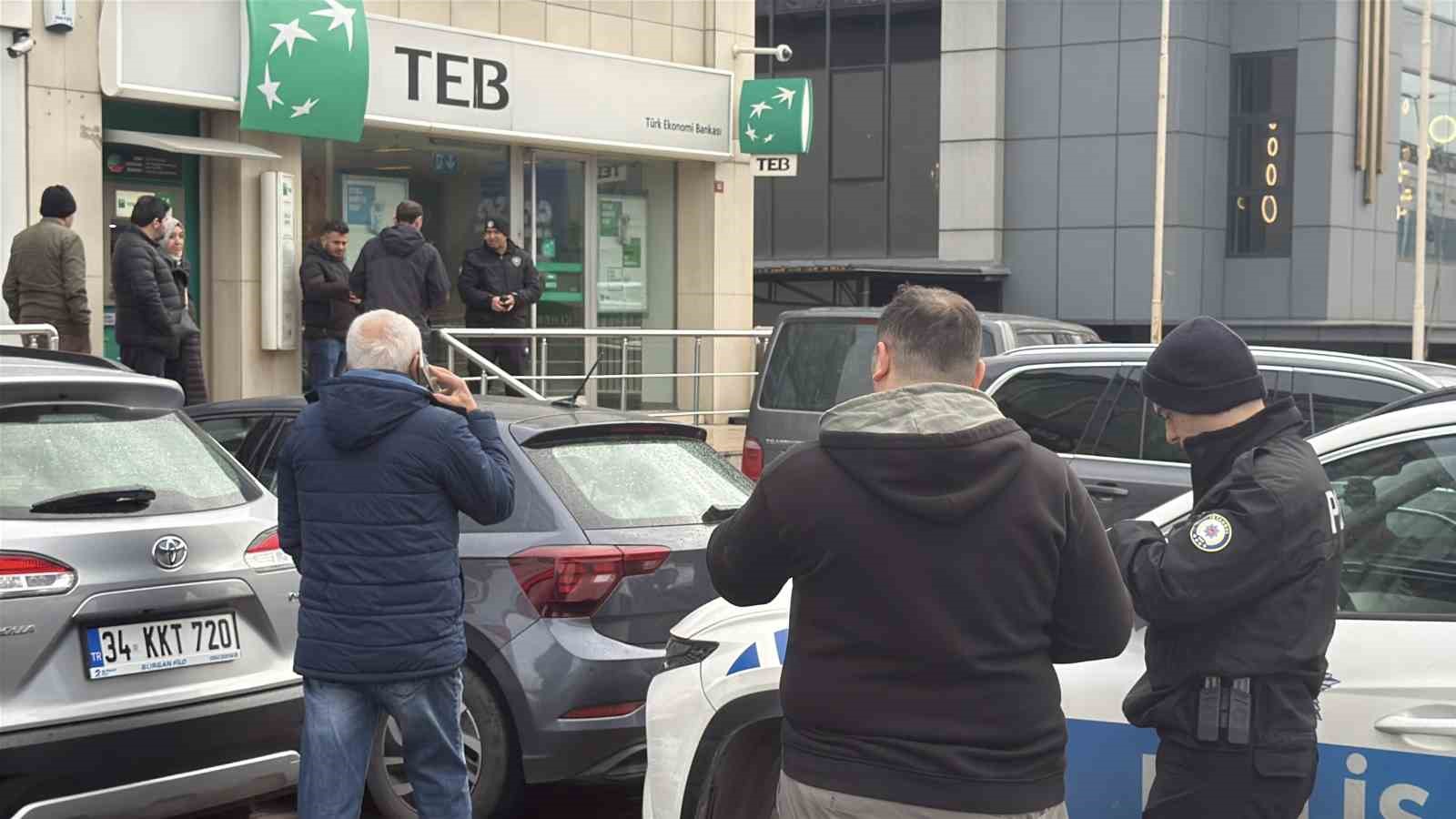 basaksehirde bankadan para ceken is adamina soygun girisimi 0 i5APutpb
