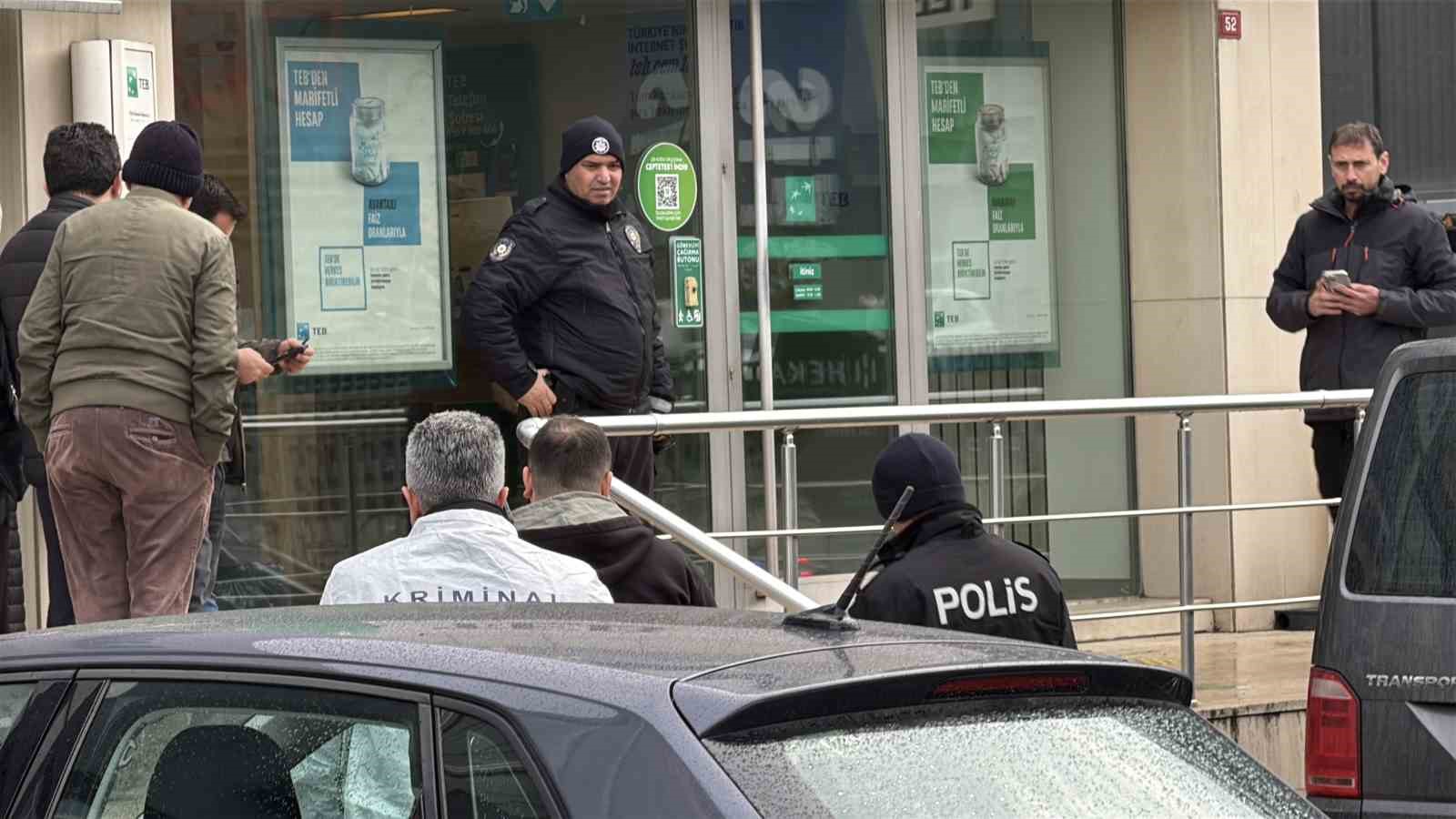 basaksehirde bankadan para ceken is adamina soygun girisimi 1 TkW7jlPq