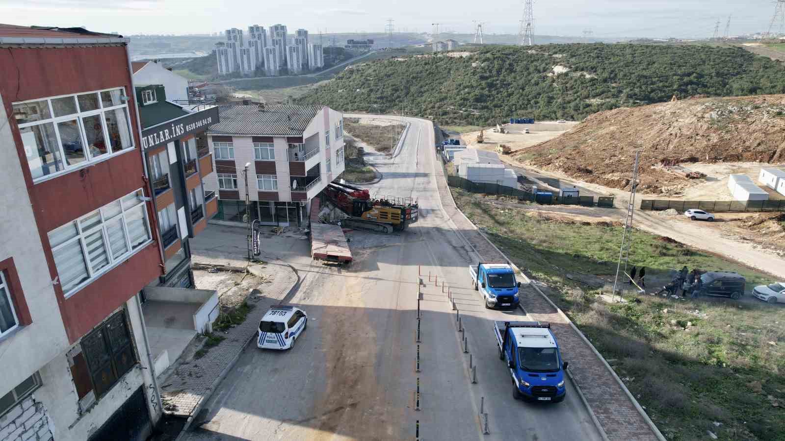 basaksehirde binaya saplanan vinci cikarma calismalari 28 saate girdi 0 cWujHd4u