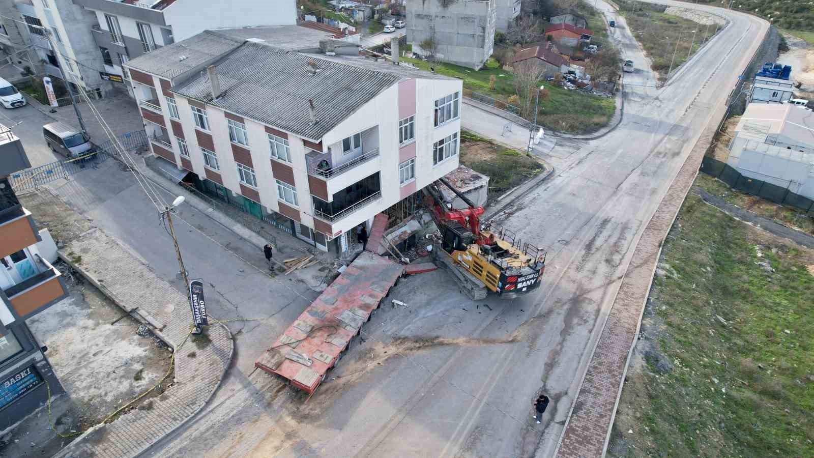 basaksehirde binaya saplanan vinci cikarma calismalari 28 saate girdi 1 lcDlZyYS