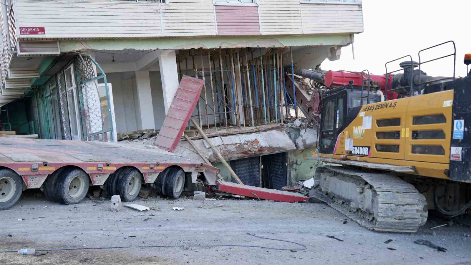 basaksehirde binaya saplanan vinci cikarma calismalari 28 saate girdi 10 v6zuVFSX