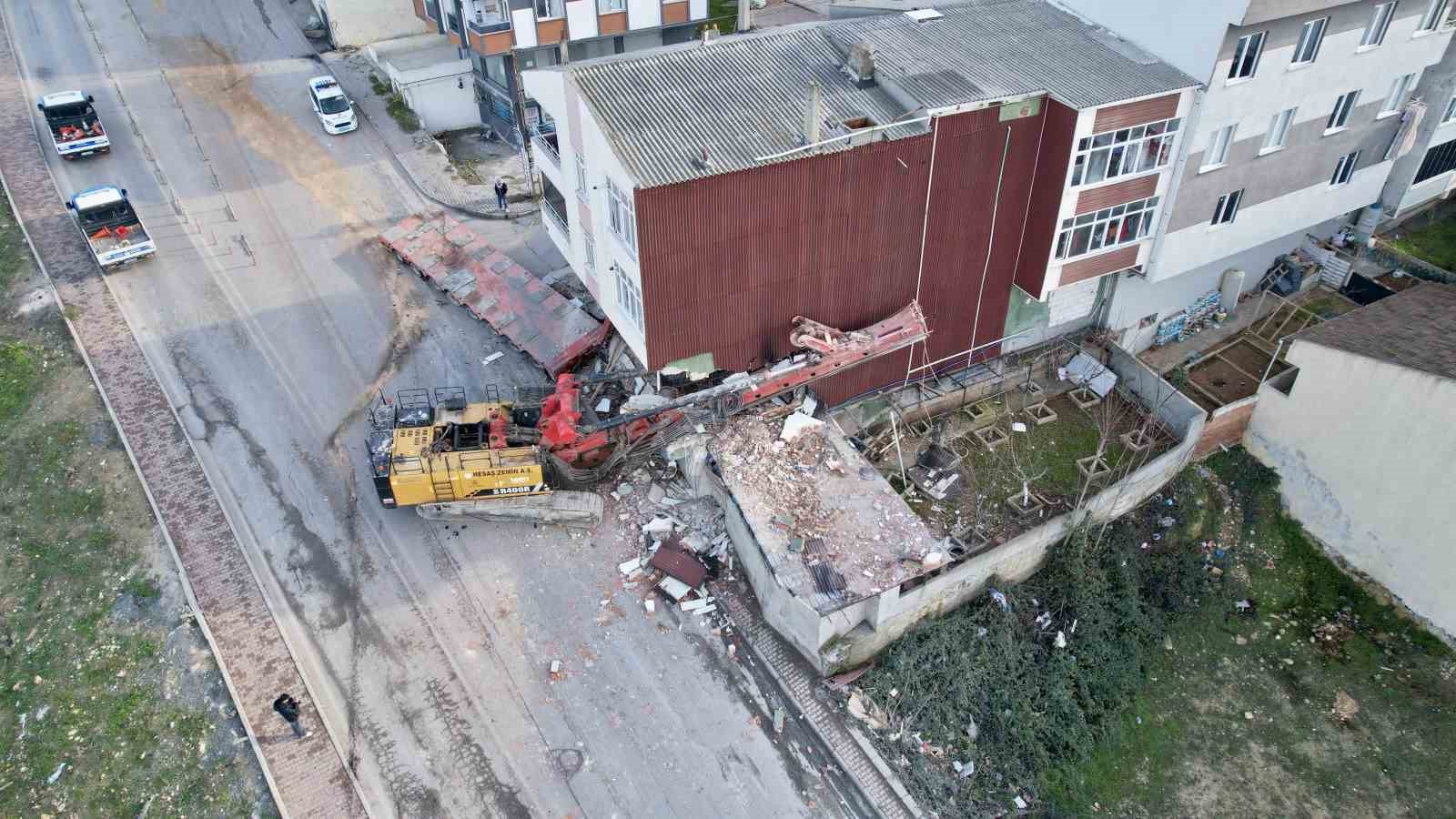 basaksehirde binaya saplanan vinci cikarma calismalari 28 saate girdi 2 4rgdhK7K