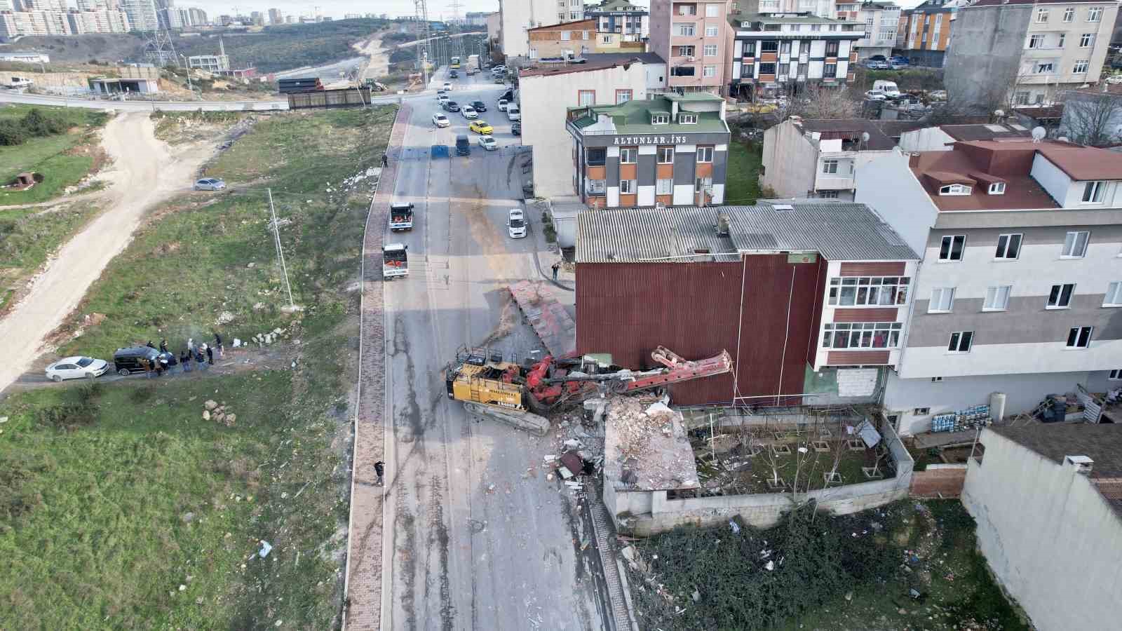 basaksehirde binaya saplanan vinci cikarma calismalari 28 saate girdi 3 CIXsVTrg