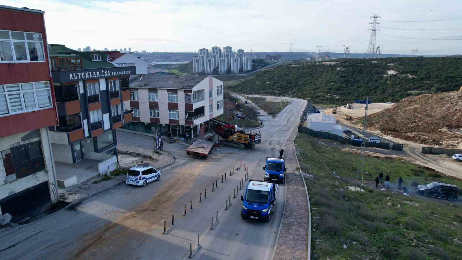 basaksehirde binaya saplanan vinci cikarma calismalari 28 saate girdi 4 pJbjNIfl