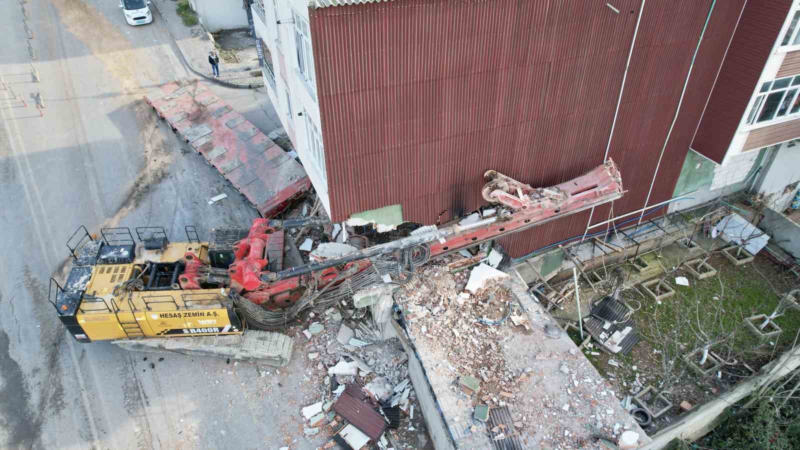 basaksehirde binaya saplanan vinci cikarma calismalari 28 saate girdi 5 JMDC8fSM