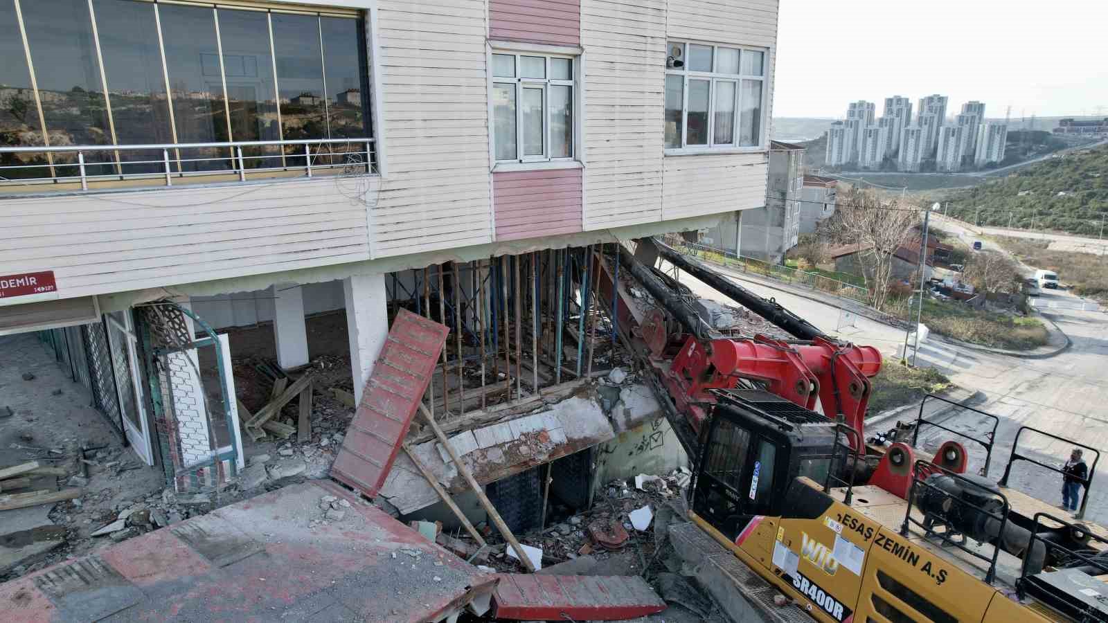 basaksehirde binaya saplanan vinci cikarma calismalari 28 saate girdi 7 W6eRPTtf