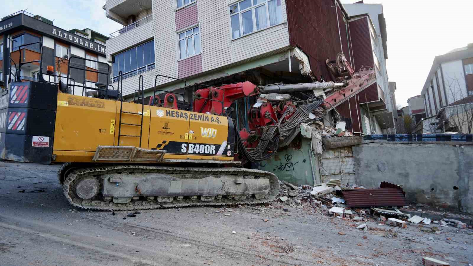 basaksehirde binaya saplanan vinci cikarma calismalari 28 saate girdi 8 ZTIUtp6U