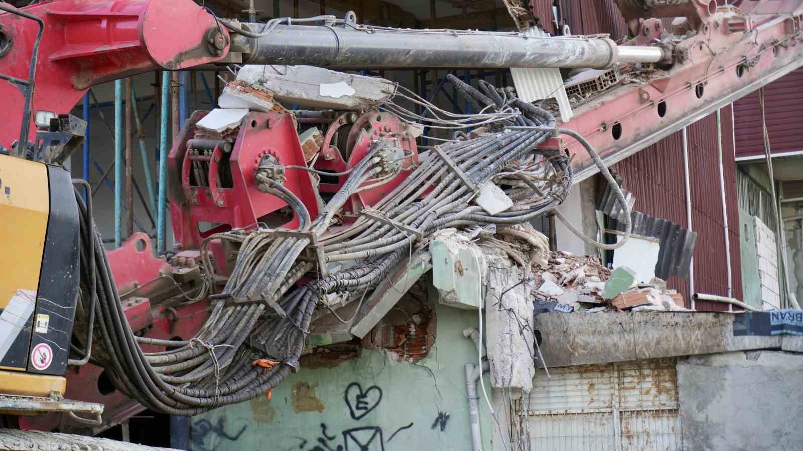 basaksehirde binaya saplanan vinci cikarma calismalari 28 saate girdi 9 HChJmdea