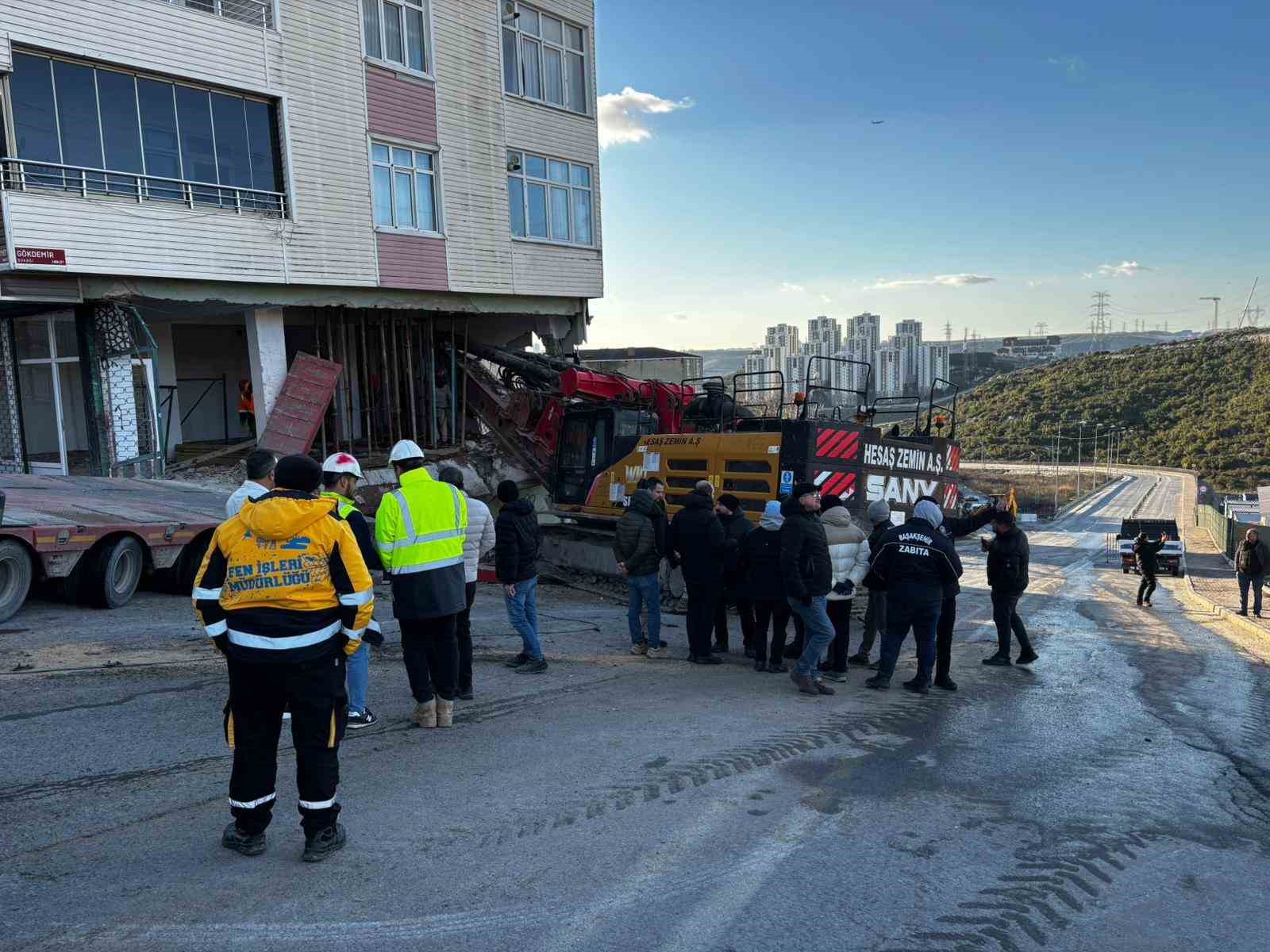 basaksehirde binaya saplanan vincin cikartilma calismalari 5 saattir devam ediyor 1 GJCQOY6Z