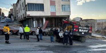 basaksehirde-binaya-saplanan-vincin-cikartilma-calismalari-5-saattir-devam-ediyor-3VVWFvOk.jpg