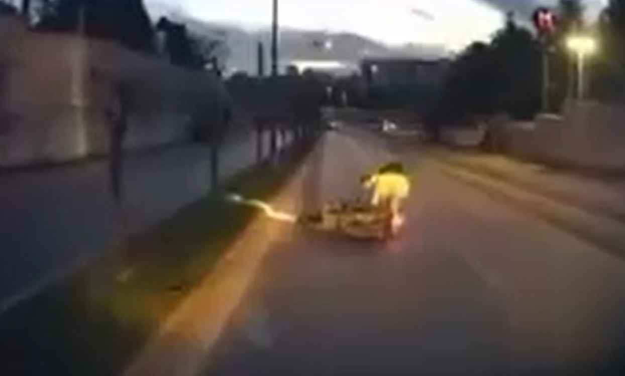 basaksehirde cukur nedeniyle kontrolu kaybeden motosikletli yola savruldu 0 w6IcHOcS