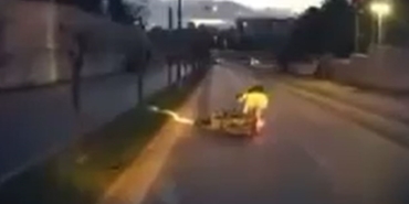basaksehirde-cukur-nedeniyle-kontrolu-kaybeden-motosikletli-yola-savruldu-Bg6PqWnu.jpg