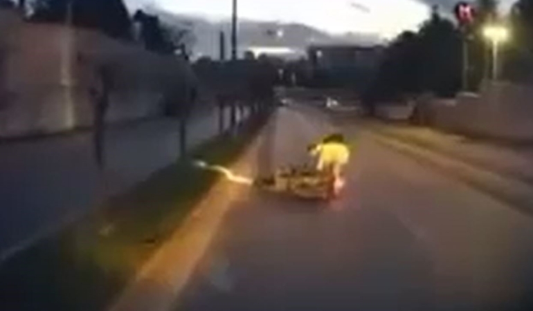 basaksehirde-cukur-nedeniyle-kontrolu-kaybeden-motosikletli-yola-savruldu-Bg6PqWnu.jpg