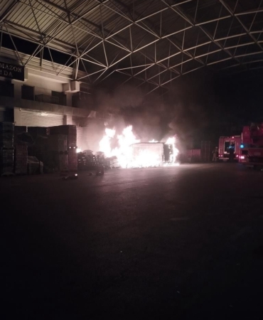 basaksehirde-dukkani-onundeki-paletlerde-cikan-minibuse-sicradi-sz4VfrIN.jpg