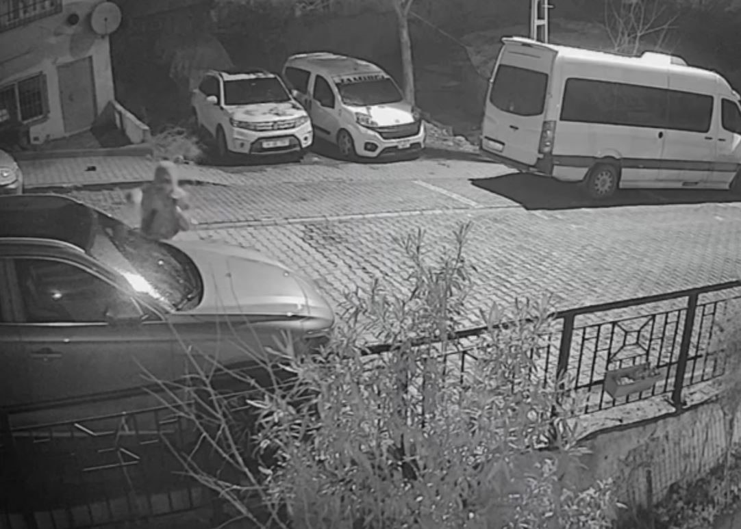 basaksehirde gece yarisi levyeli saldiri park halindeki araci parcaladi 1 SX9EM6w2