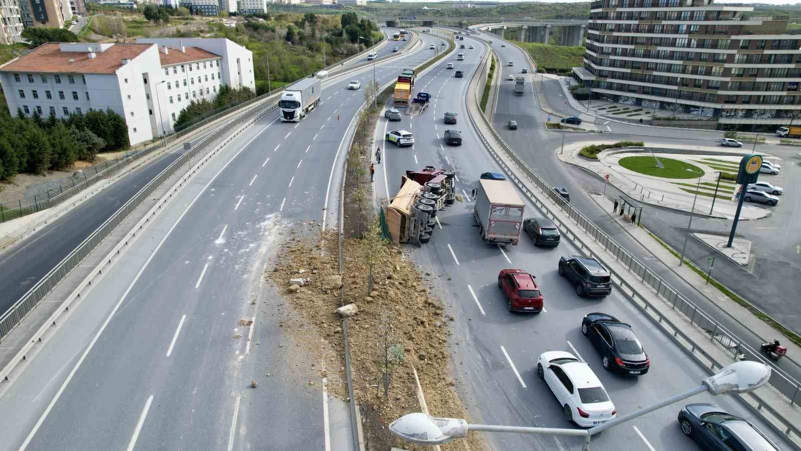 basaksehirde hafriyat kamyonu devrildi yol trafige kapandi 0 ybSnEMRt
