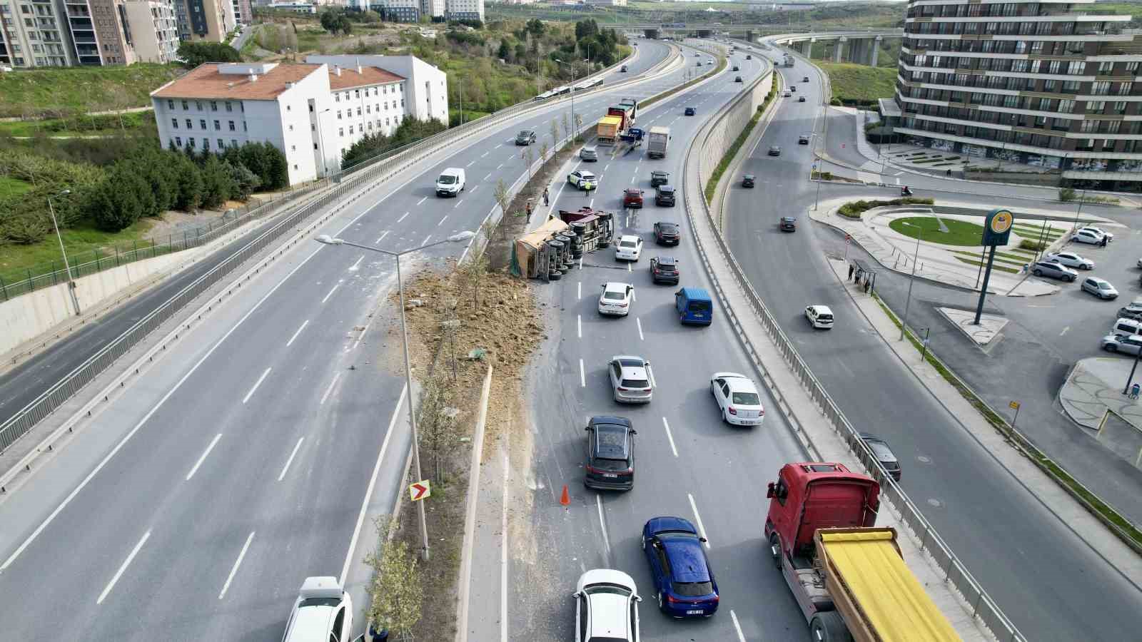 basaksehirde hafriyat kamyonu devrildi yol trafige kapandi 1 MwJWas6O