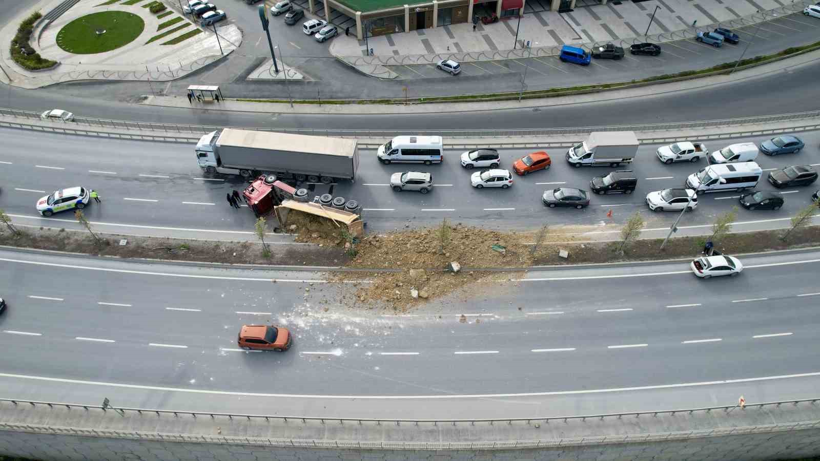 basaksehirde hafriyat kamyonu devrildi yol trafige kapandi 2 VaQ2Qi5O
