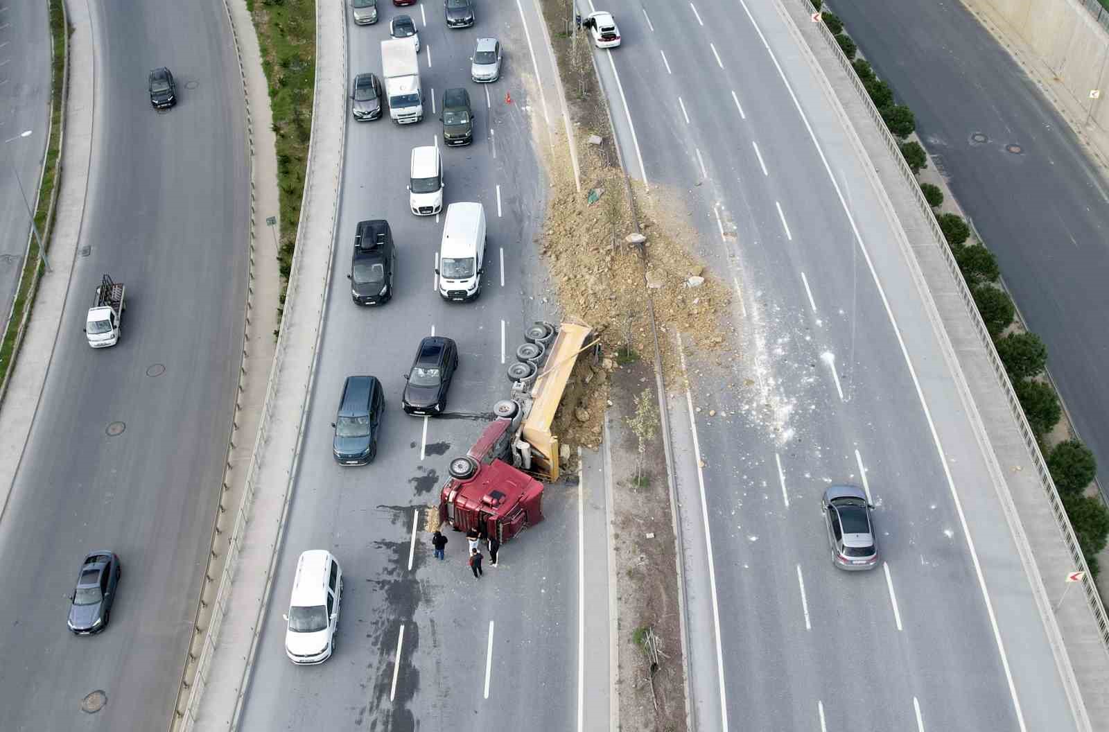 basaksehirde hafriyat kamyonu devrildi yol trafige kapandi 3 iJqQriQ6