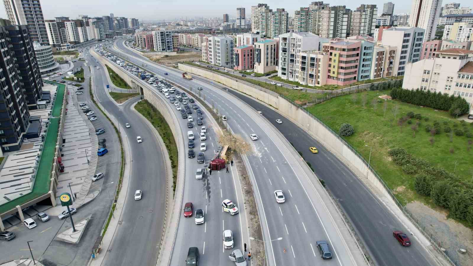 basaksehirde hafriyat kamyonu devrildi yol trafige kapandi 4 EukhwOAd