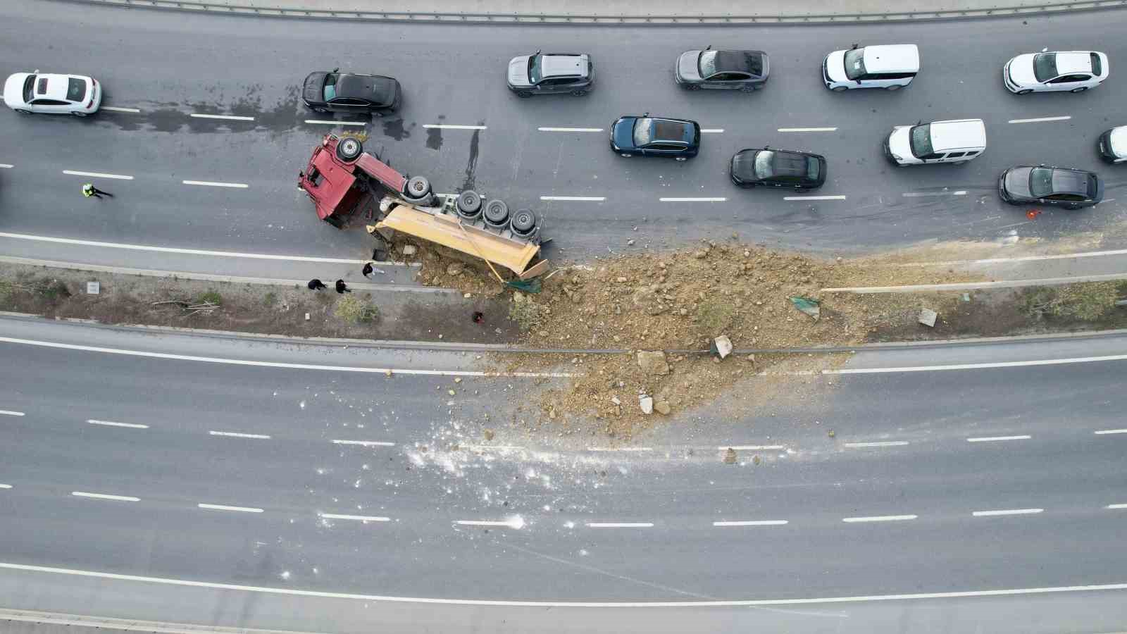 basaksehirde hafriyat kamyonu devrildi yol trafige kapandi 5 XRFtFLKe
