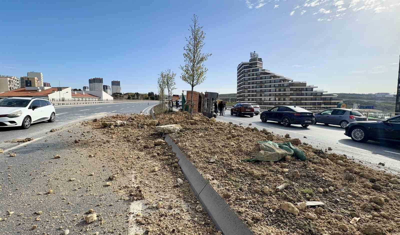 basaksehirde hafriyat kamyonu devrildi yol trafige kapandi 6