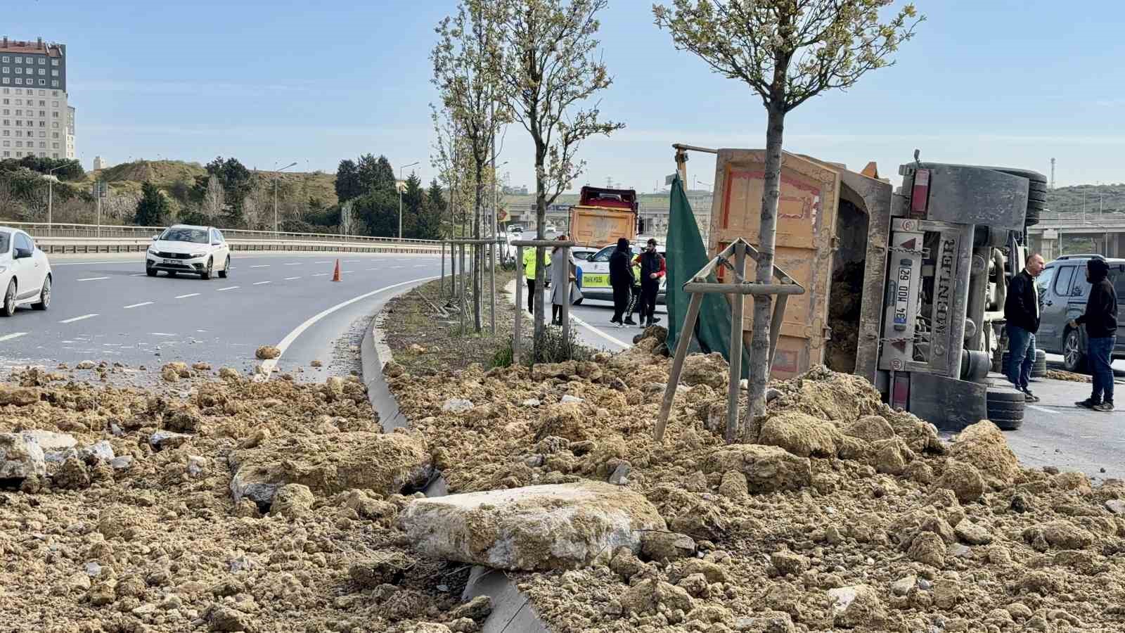 basaksehirde hafriyat kamyonu devrildi yol trafige kapandi 7 CIYOcBlI