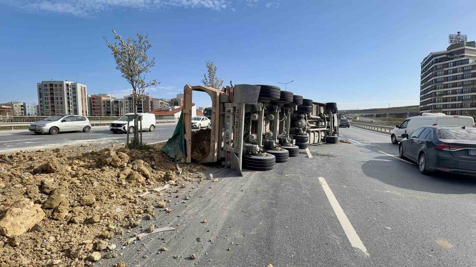 basaksehirde hafriyat kamyonu devrildi yol trafige kapandi 8 BCdFGh9Y