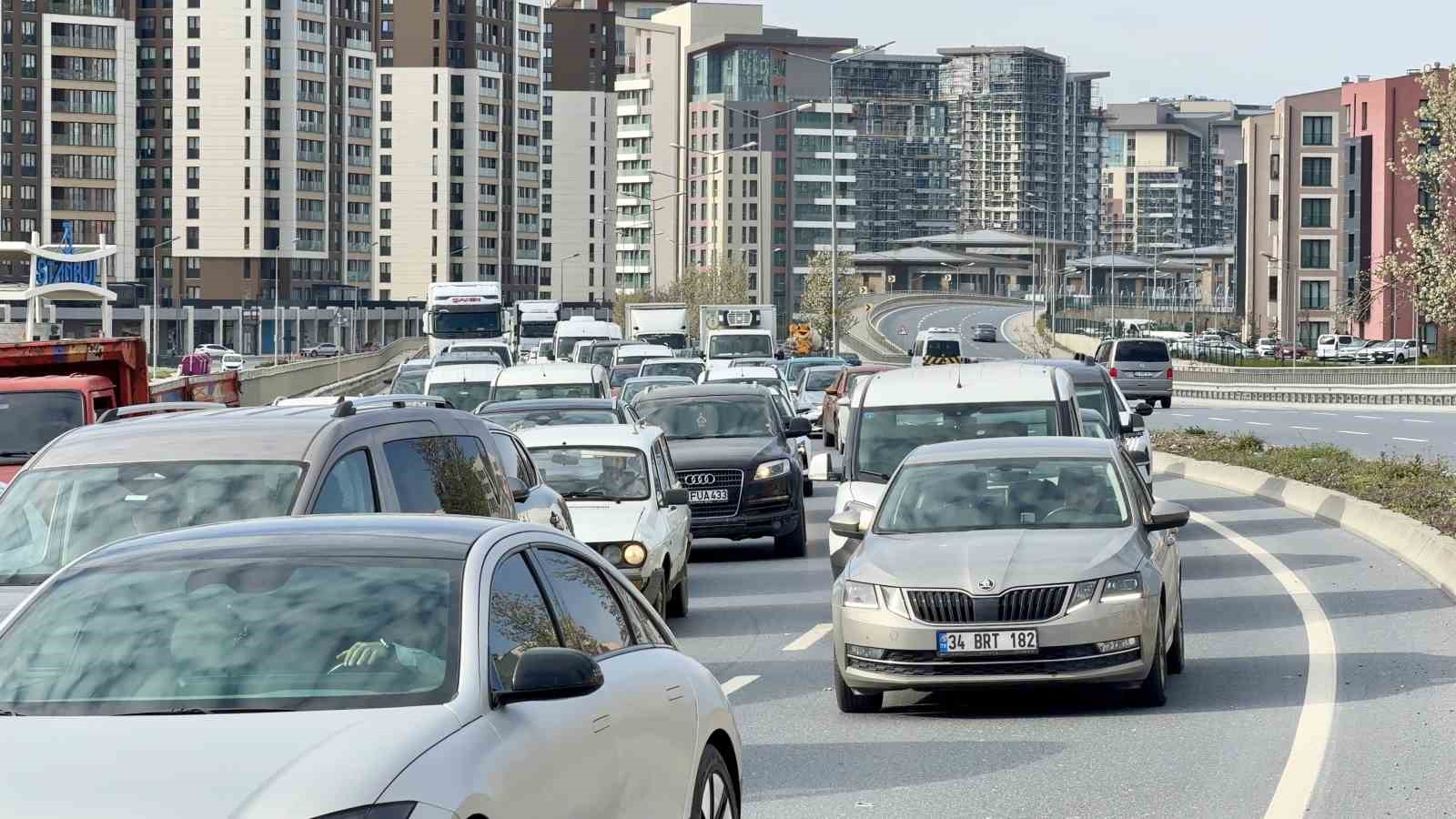 basaksehirde hafriyat kamyonu devrildi yol trafige kapandi 9 3KzFJYup