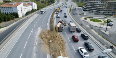 basaksehirde-hafriyat-kamyonu-devrildi-yol-trafige-kapandi-jTdM9cGX.jpg
