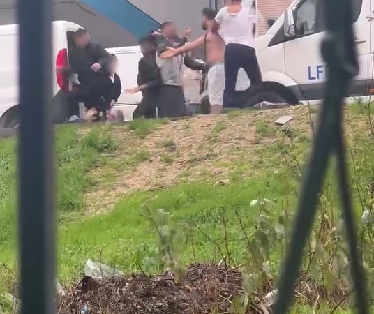 basaksehirde-kardes-kavgasi-sopa-kemer-ve-bicaklar-havada-ucustu-A3eFrcn5.jpg