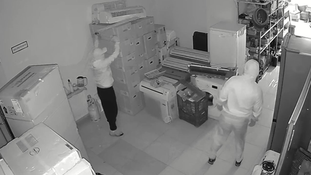 Başakşehir’de klima hırsızları yakalandı 5 basaksehirde klima hirsizlari yakalandi 1 jlveE7Nr